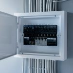 Tableau électrique moderne avec disjoncteurs lors d une rénovation