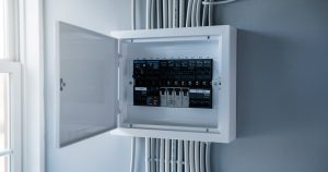 Tableau électrique moderne avec disjoncteurs lors d une rénovation