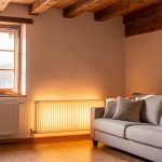 Intérieur d’une maison ancienne rénovée, lumineux et chaleureux, avec une sensation de confort thermique et des éléments montrant une meilleure efficacité énergétique.